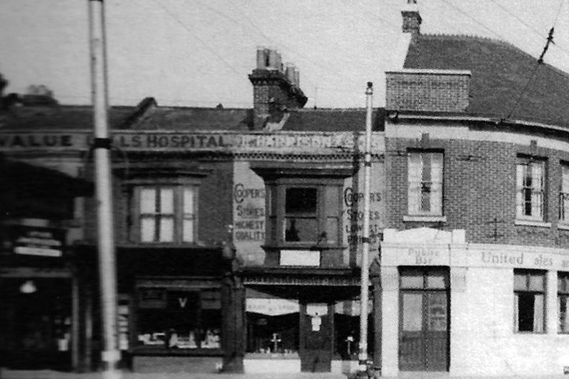 Lake Road junction with the Tramway Arms public house.