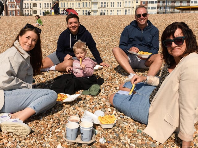 Jen, Joe, Jamie, and Alison Winter with Leo Winter in the middle enjoying his chips
(160421-60)