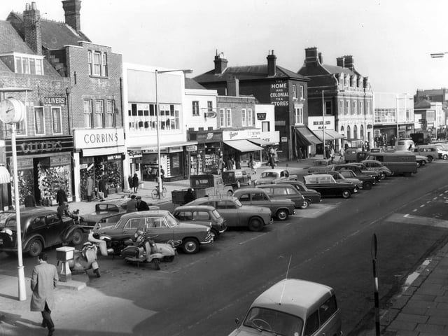 Photo captures life in West Street, Fareham in January 1964.