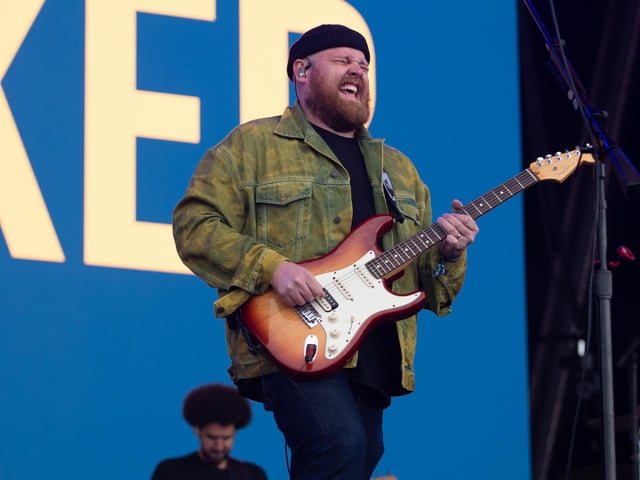 Tom Walker on the Common Stage at Victorious Festival on Saturday, August 24, 2024 Photo Credit Emma Terracciano/Alamy Live News