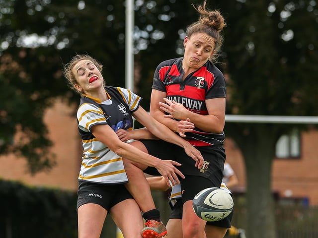 Portsmouth (yellow/gold/black) v Cullompton. Picture by Nathan Lipsham
