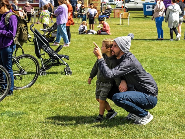Uncle Dan Chambers (28) points out some of the highlights of the Portsmouth Kite Festival to nephew Charlie Page (4). Picture: Mike Cooter (070821)