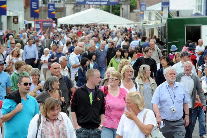 Navy Days at the Portsmouth Naval Base. Crowds as they enter the dockyard 31st July 2010. Picture: Paul Jacobs 102433-7