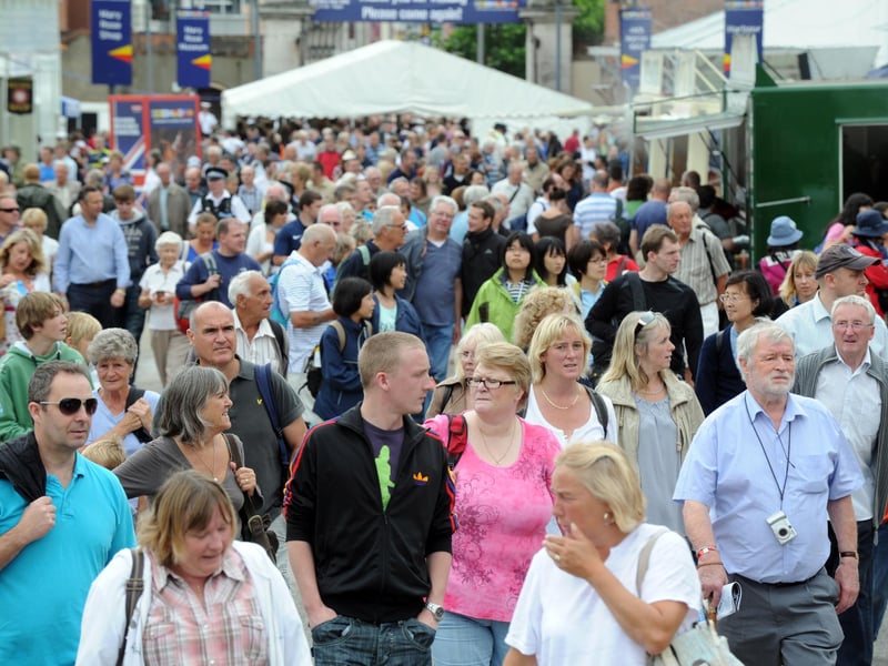 Navy Days at the Portsmouth Naval Base. Crowds as they enter the dockyard 31st July 2010. Picture: Paul Jacobs 102433-7
