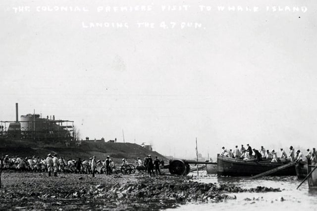 The 4.7in gun is hauled ashore at Whale Island during the Great War staged for the Colonial Premiers' visit in 1907.