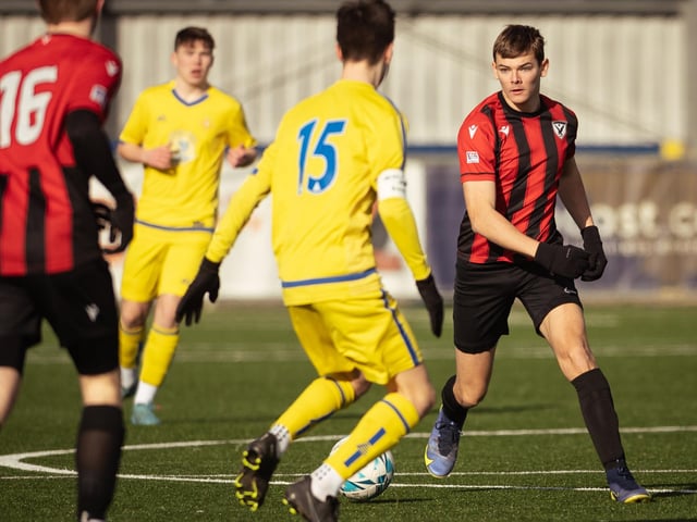 Action from the U16 GEC Marconi Invitation Cup final between Horndean Hawks Condors (red/black) and Pickwick Youth Panthers (yellow). Picture: Keith Woodland (260221-19)