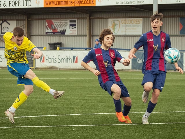 US Portsmouth (maroon/blue) v Locks Heath. Picture: Keith Woodland