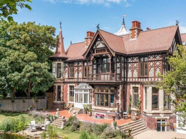 This property comes with four bedrooms, two reception rooms and three reception rooms as well as gorgeous surroundings.
