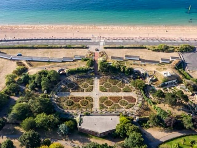 Southsea Rose Garden by Tony Hicks. @tonyhicks69