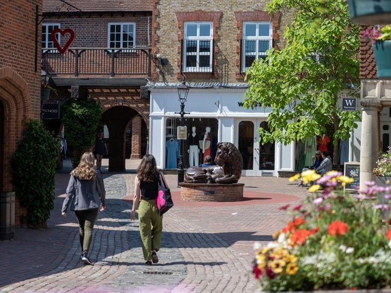 On the edge of the Hampshire and Surrey border is the historic market town of Farnham. As well as some fantastic historic places to visit including the castle, there is also a fantastic little town centre brimming with shops which are perfect for a Christmas shopping trip.