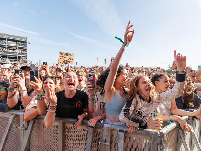 Pictured: The Crowds singing with Louis Tomlinson Picture:Marcin Jedrysiak