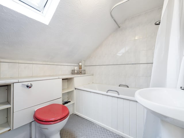 Holcot Lane, Anchorage Park. 4 bedroom house with off- road parking. £360,000