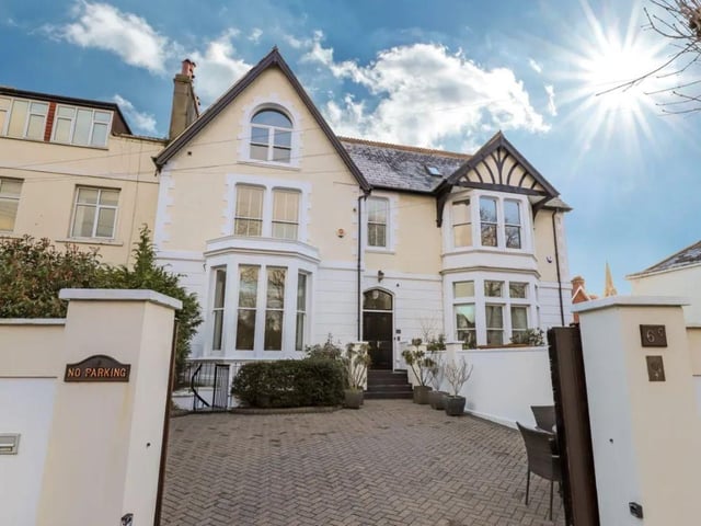 This property comes with four bedrooms, one reception room and two bathrooms as well as parking and a beautiful open plan kitchen.