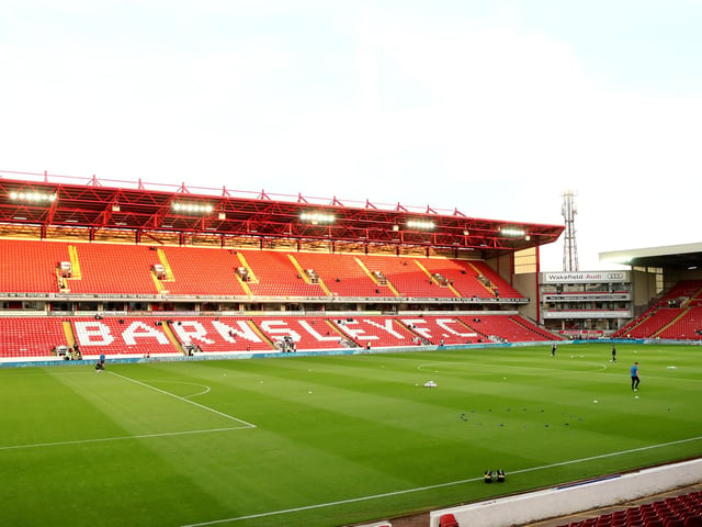 Capacity: 23,287; Average attendance: 9,877.