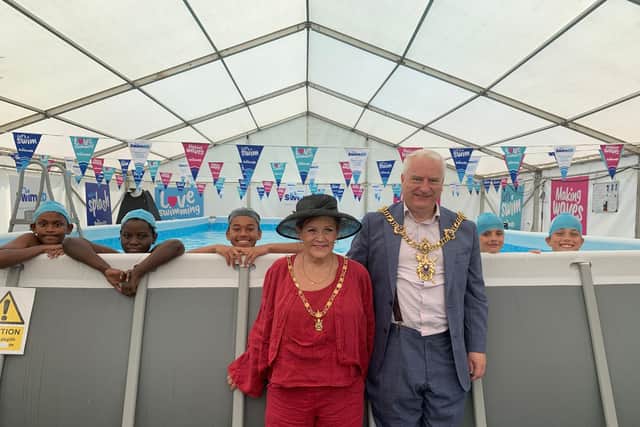 Lord Mayor and Lady Mayoress visit the pop-up pool at Moorings Way.