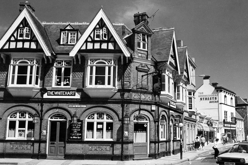 The White Hart pub in North Street, Havant in December 1988. The News PP615 