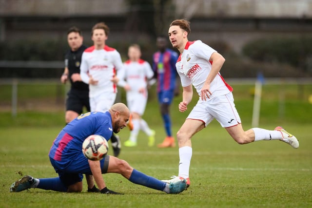 US Portsmouth (maroon/blue) v Horndean. Picture: Keith Woodland