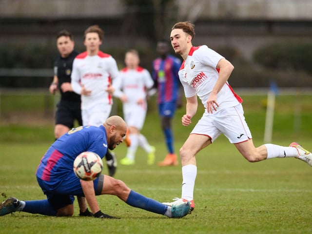 US Portsmouth (maroon/blue) v Horndean. Picture: Keith Woodland