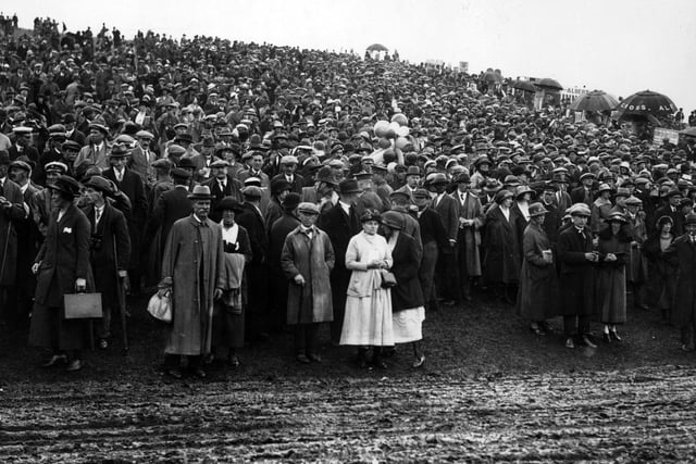 1923:  The crowd watching the horse racing at Goodwood.  (Photo by Central Press/Getty Images)