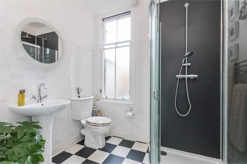 Shower room.