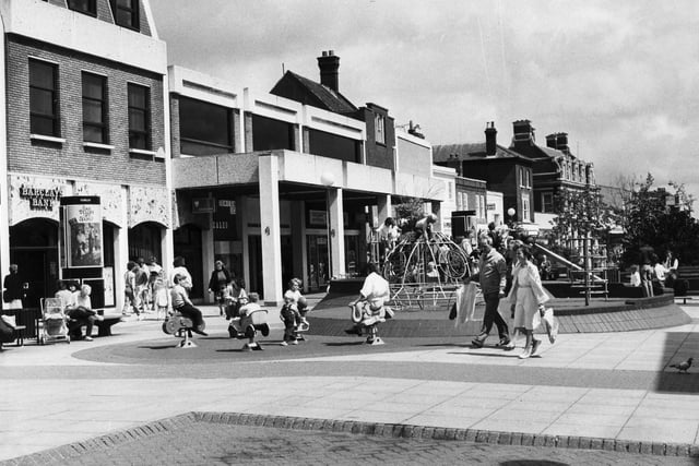 This is what West Street in Fareham looked like in August 1985, as children play while adults shop