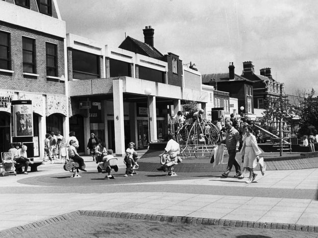 This is what West Street in Fareham looked like in August 1985, as children play while adults shop
