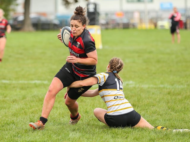 Portsmouth (yellow/gold/black) v Cullompton. Picture by Nathan Lipsham
