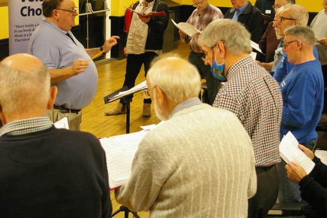 The choir at work. 