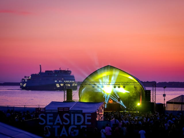 It's back! Now the sea defence work in the area around the bandstand field has been completed the fabulous Seaside Stage/Beats and Swing can finally make a return to its rightful place. You can party while big ships, little ships and various-sized ferries and tug-boats with spray cannons buzz past the seaside stage! The stage features a huge line-up including Dub FX on Friday night, a ‘superstylin’ DJ set from Groove Armada on Saturday night and the closing party of all closing parties hosted by UK rap legend Professor Green on Sunday.