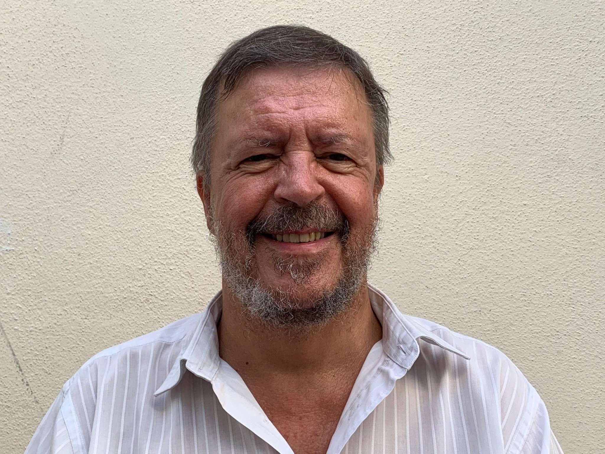 El empresario de Whitley celebra un año de servicio desde España