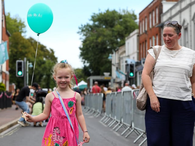 Luna, 6, with her mother, Louise Minette. Stoke Road Festival, GosportPicture: Chris Moorhouse (jpns 150923-37)