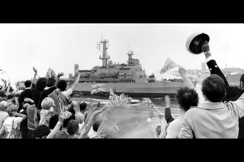 HMS Fearless entering Portsmouth Harbour as she returns from the Falklands. The News 822219-2