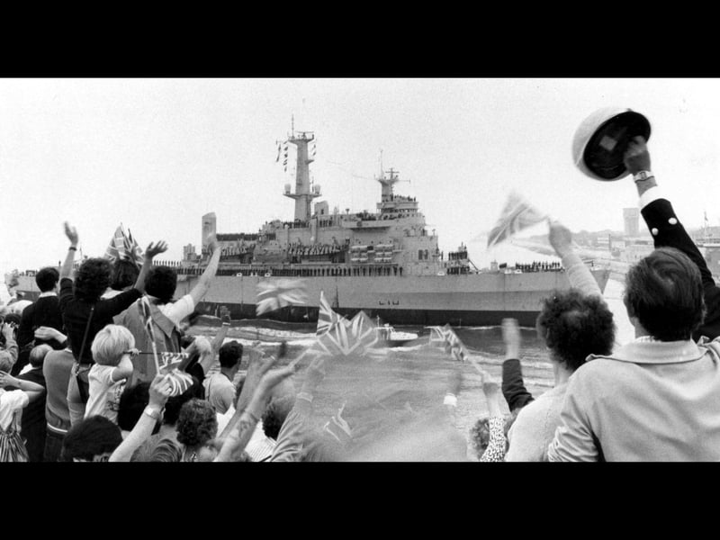 HMS Fearless entering Portsmouth Harbour as she returns from the Falklands. The News 822219-2