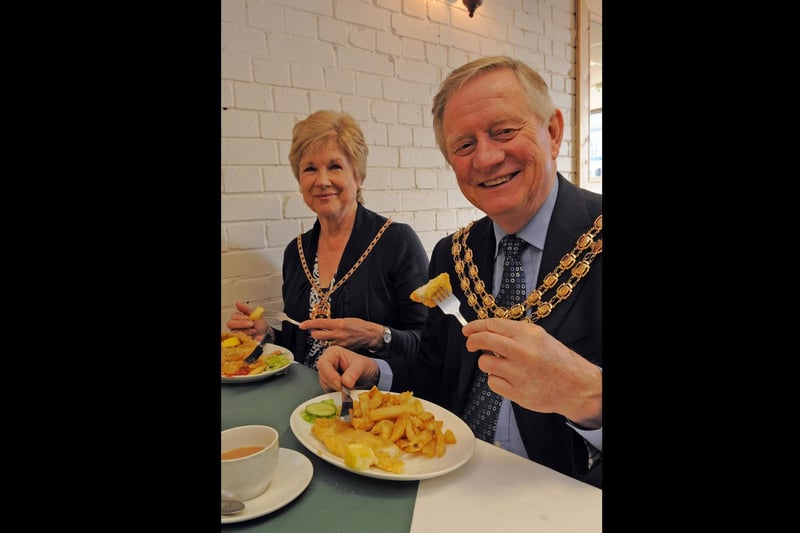 2011. Whistlers Fish and Chip shop in West Fareham. (left to right) The Mayoress of Fareham Cllr.Susan Bayford joins the Mayor of Fareham Cllr. Brian Bayford. Picture: Malcolm Wells 110911-5611