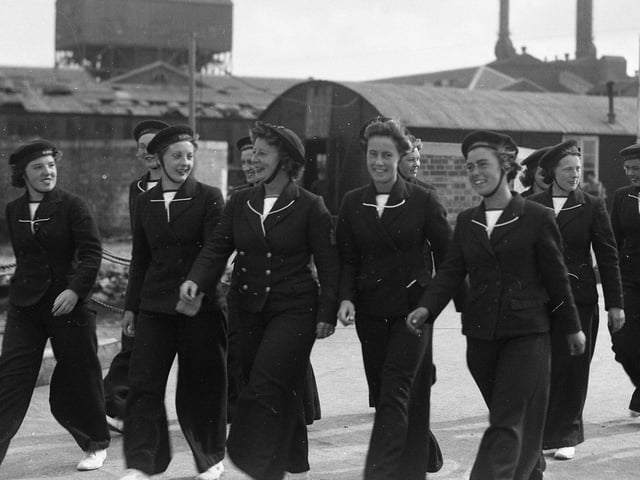 Boat crew members of the Womans' Royal Naval Service (W.R.N.S) who were based at HMS Vernon during the war, undated DD013
