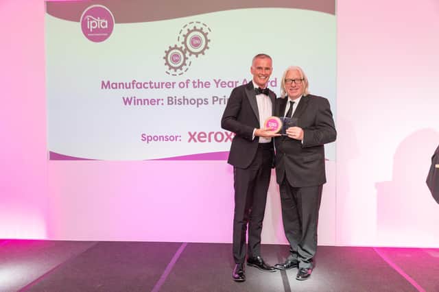 Gareth Roberts receives the IPIA’s Manufacturer of the Year Award from Kevin O'Donnell, Xerox Graphic Communications
Marketing Manager, on behalf of Bishops Printers.