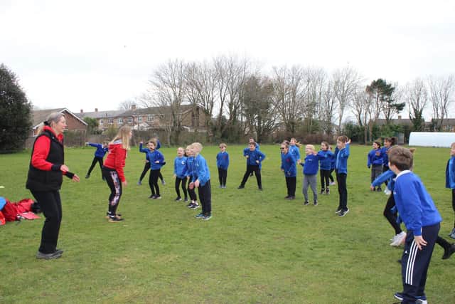 The children have fun outside.
