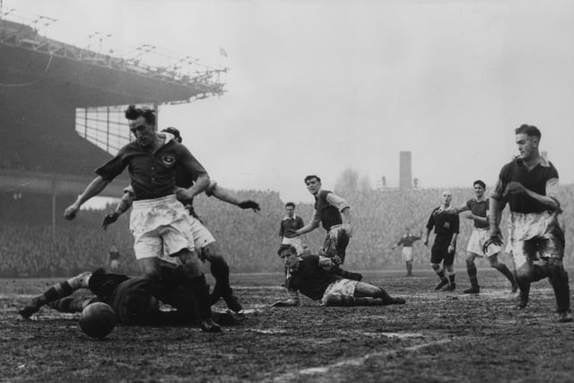 8th February 1954:  Portsmouth and England footballer, Peter Harris, about to score during an FA Cup match against Scunthorpe.  (Photo by Douglas Miller/Keystone/Getty Images)
