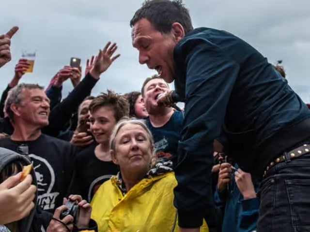 Shed Seven lead singer Rick Witter involves the crowds