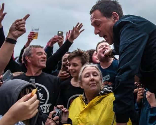 Shed Seven lead singer Rick Witter involves the crowds