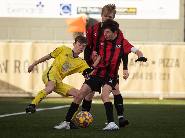 Action from the U16 GEC Marconi Invitation Cup final between Horndean Hawks Condors (red/black) and Pickwick Youth Panthers (yellow). Picture: Keith Woodland (260221-343)