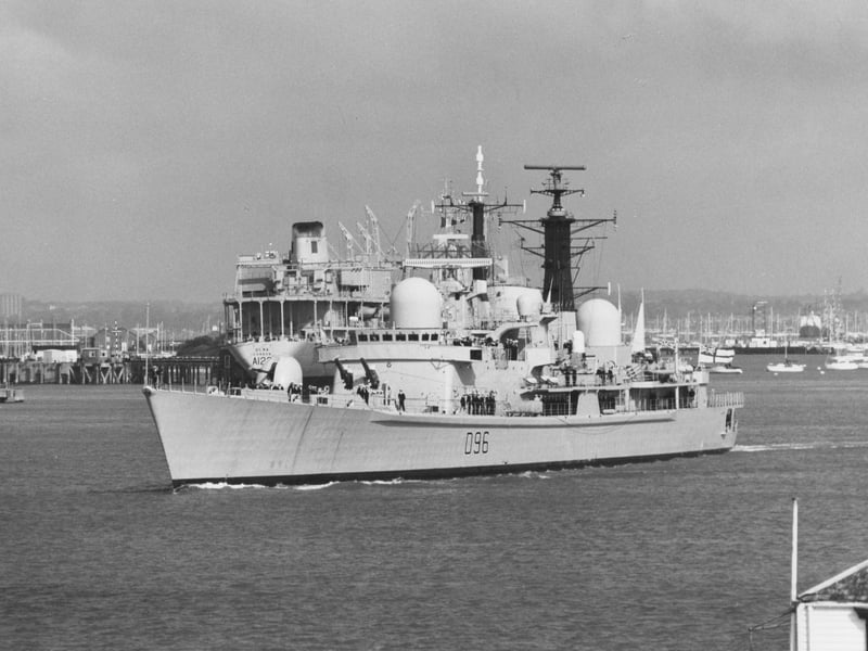 HMS Gloucester leaves Portsmouth Harbour early today, August 1992. The News PP4761