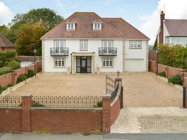 Inside the five bed detached house for sale in Portsdown Hill Road for £2.5m 


Photo credit: Zoopla