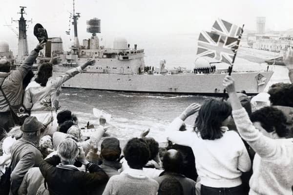 HMS Glasgow enters Portsmouth Harbour for repairs after taking a hit in the Falkland War, 1982. The News PP4766
