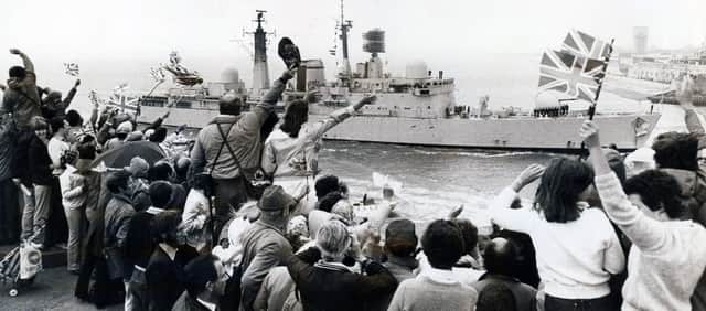 HMS Glasgow enters Portsmouth Harbour for repairs after taking a hit in the Falkland War, 1982. The News PP4766