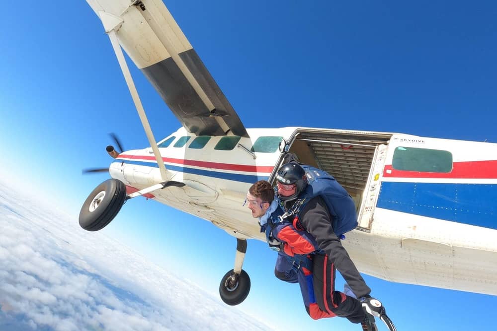 Oliver Ayres Skydives to raise £890 for charity