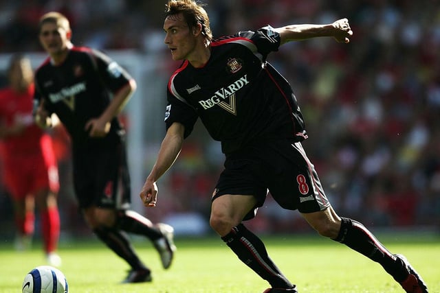 Dean Whitehead receives possession during a Sunderland away game.