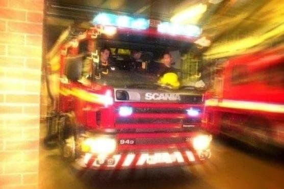 Hampshire fire crews tackle Swanwick shed blaze after smoke seen blowing across M27 motorway - Vimarsana News
