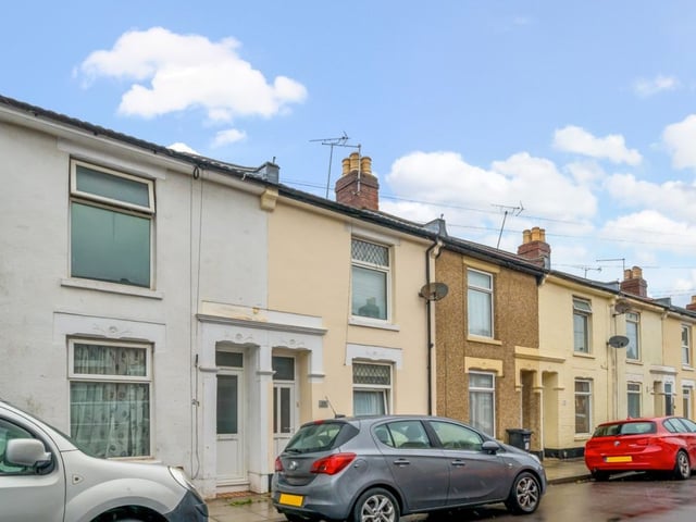 This two bed end terrace house for sale would be a brilliant investment for first time buyers.