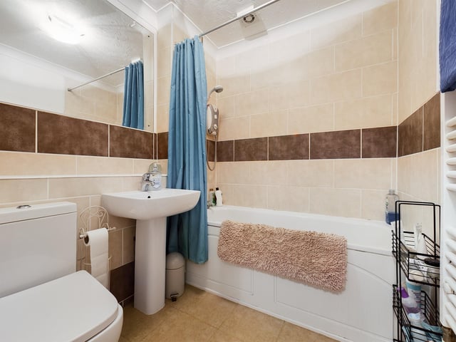 Holcot Lane, Anchorage Park. 4 bedroom house with off- road parking. £360,000